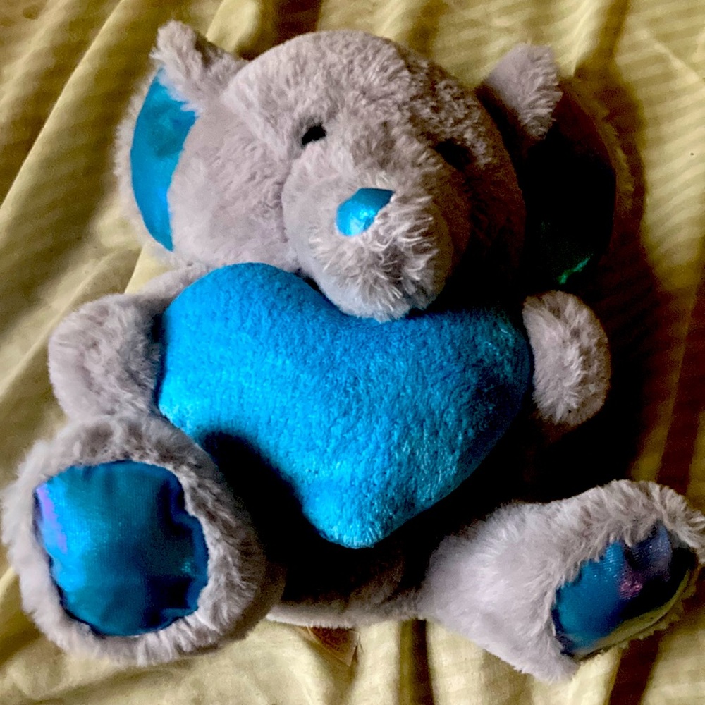 I’m selling a elephant that’s holding a blue heart💙